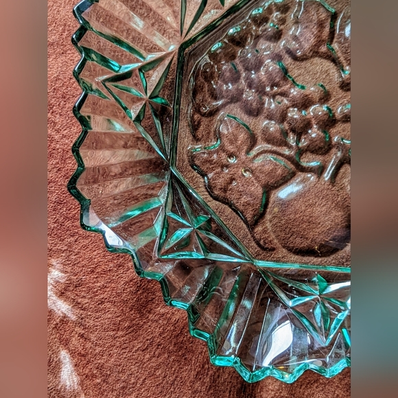 Vintage Collectible Green Glass Scalloped Edge Fruit Bowl - Picture 7 of 15
